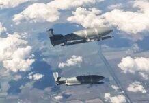 Україна створює зброю проти КАБів два російські керовані авіабомби (КАБ) у польоті над українською територією