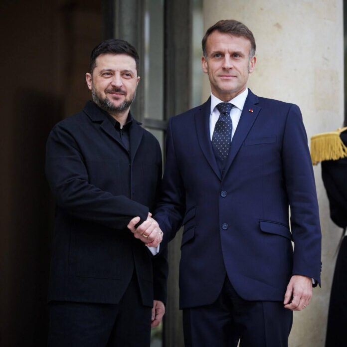 photo_2025-12-01_16-21-50 Zelenskyy and Macron during a meeting in Paris, shaking hands in front of a government building.