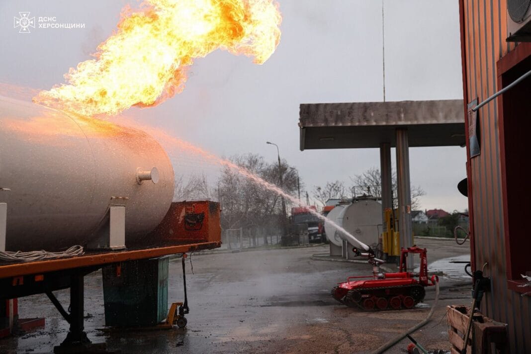 Роботизований комплекс ДСНС гасить пожежу після удару російського дрона по АЗС у Херсоні