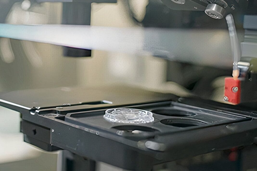 3D-принтер друкує біоматеріальну рогівку в лабораторії Ізраїлю