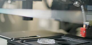 3D-принтер друкує біоматеріальну рогівку в лабораторії Ізраїлю