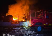 Наслідки нічної атаки дронами по Харківщині – пожежа у приватному секторі