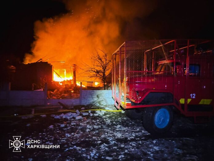 Наслідки нічної атаки дронами по Харківщині – пожежа у приватному секторі