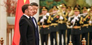 Сі Цзіньпін та Еммануель Макрон під час зустрічі обговорюють ситуацію в Україні.