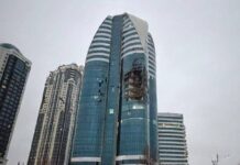 Пошкоджена висотна будівля в Грозному
