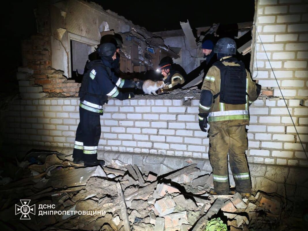 photo_2025-12-05_08-19-32 Rescuers of the State Emergency Service of Ukraine remove victims from a destroyed house after a Russian attack in the Dnipro region.