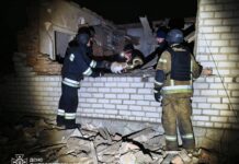 Рятувальники ДСНС дістають потерпілих із зруйнованого будинку після російської атаки на Дніпропетровщині.