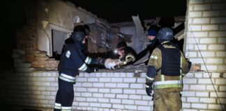 Рятувальники ДСНС дістають потерпілих із зруйнованого будинку після російської атаки на Дніпропетровщині.