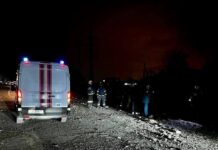 Місце вибуху та робота рятувальників у Бєлгороді після падіння авіабомби