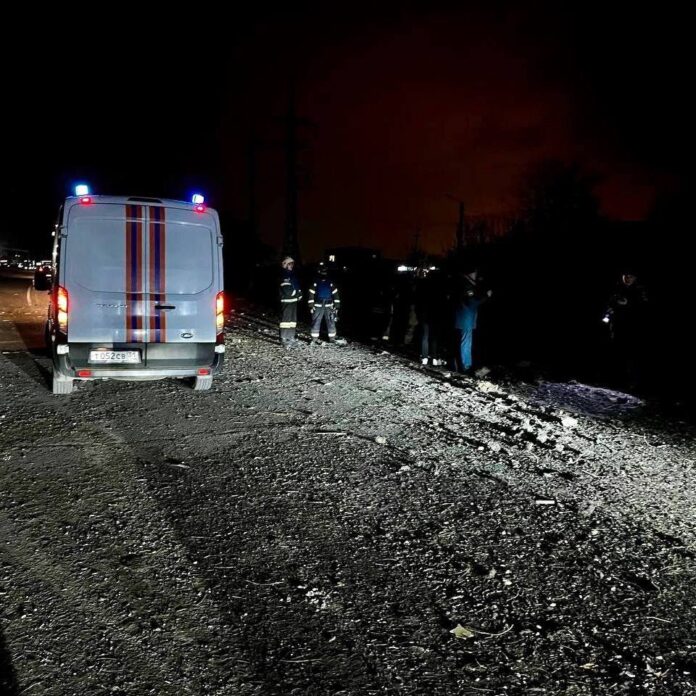 Місце вибуху та робота рятувальників у Бєлгороді після падіння авіабомби