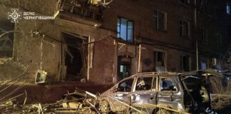 Пошкоджений житловий будинок та знищене авто після падіння російського БпЛА в Чернігові
