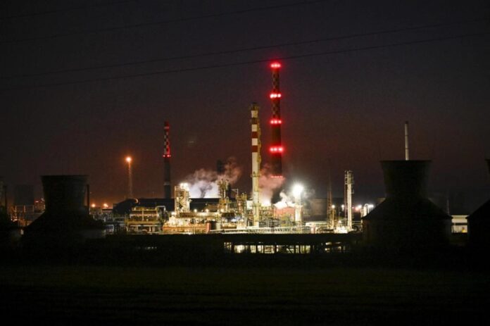 photo_2025-12-09_23-58-23 Burning infrastructure at the Syzran refinery at night after a drone attack