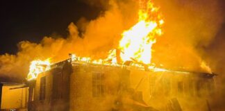 Будівля у Чернігівській області палає після удару російського БпЛА