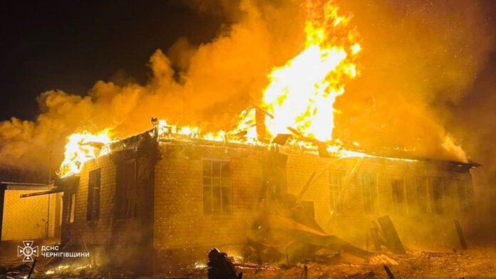 Будівля у Чернігівській області палає після удару російського БпЛА