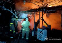 Рятувальники ДСНС гасять пожежу після російського обстрілу в Дніпропетровській області
