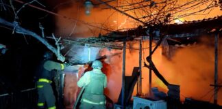 Рятувальники ДСНС гасять пожежу після російського обстрілу в Дніпропетровській області