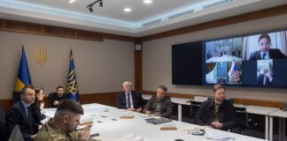 Зеленський та українська делегація під час відеоконференції з представниками США