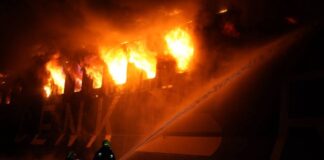 Рятувальники ДСНС гасять пожежу на цивільному судні в порту Чорноморськ