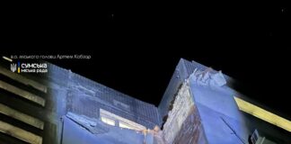 Пошкоджена багатоповерхівка в Сумах після удару дрона