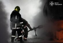 Рятувальники ліквідовують пожежу після атаки на Одещині