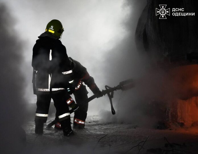 Рятувальники ліквідовують пожежу після атаки на Одещині