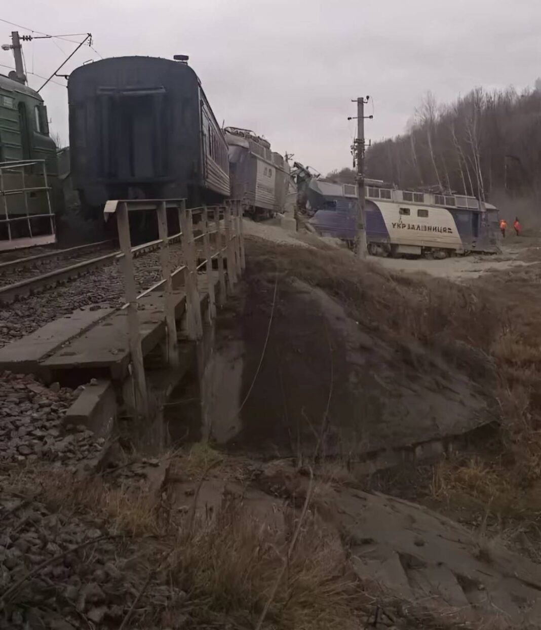 Пасажирський та вантажний поїзди після аварії на Житомирщині
