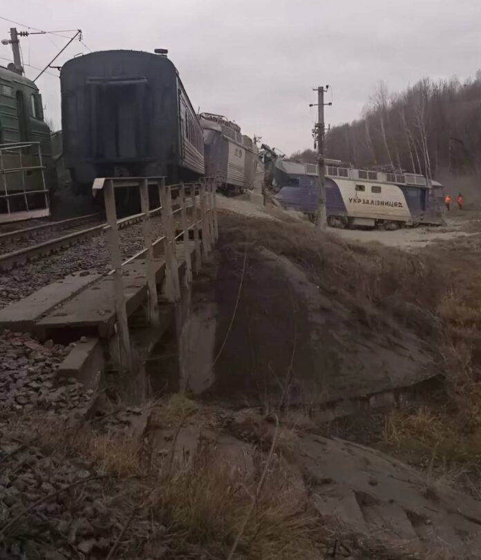 Пасажирський та вантажний поїзди після аварії на Житомирщині