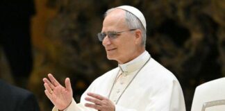 Папа Римський Лев XIV під час різдвяного звернення у Ватикані