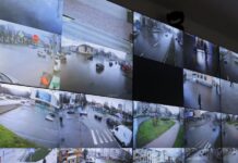 Центр моніторингу ШІ-системи відеоспостереження з екранами міських камер
