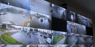 Центр моніторингу ШІ-системи відеоспостереження з екранами міських камер