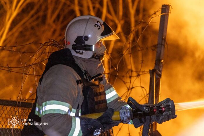 Рятувальник ДСНС під час ліквідації пожежі після обстрілу на Харківщині
