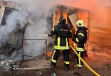 Рятувальники ДСНС гасять пожежу після атаки БпЛА на Чернігівщині