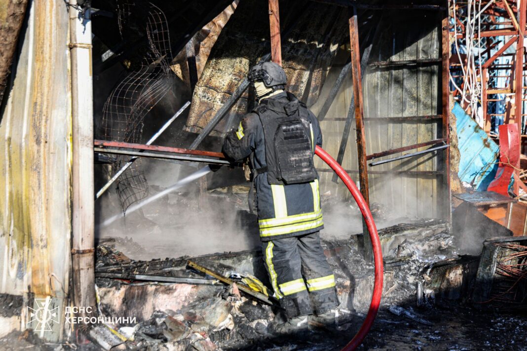 Рятувальник ДСНС ліквідовує наслідки обстрілу ринку в центрі Херсона