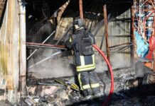 Рятувальник ДСНС ліквідовує наслідки обстрілу ринку в центрі Херсона