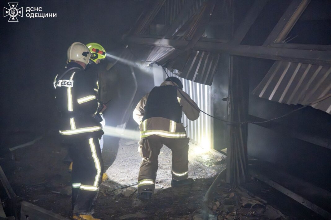 photo_2025-12-26_10-02-21 Рятувальники ДСНС ліквідовують пожежу після удару по інфраструктурі на Одещині
