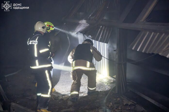 Рятувальники ДСНС ліквідовують пожежу після удару по інфраструктурі на Одещині