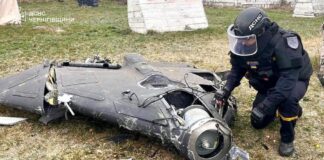 Сапер ДСНС знешкоджує бойову частину російського дрона