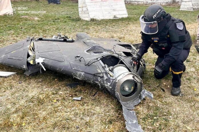 Сапер ДСНС знешкоджує бойову частину російського дрона