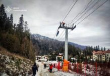 Rescuers evacuate people from a chairlift on Mount Zakhar Berkut