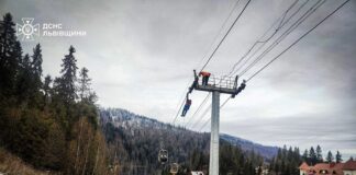 Рятувальники евакуюють людей із крісельного підйомника на горі Захар Беркут
