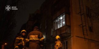 Рятувальники ДСНС працюють біля пошкодженого будинку в Одесі після атаки дронів