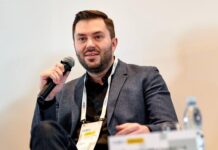 Руслан Магомедов під час публічного виступу