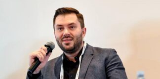 Руслан Магомедов під час публічного виступу