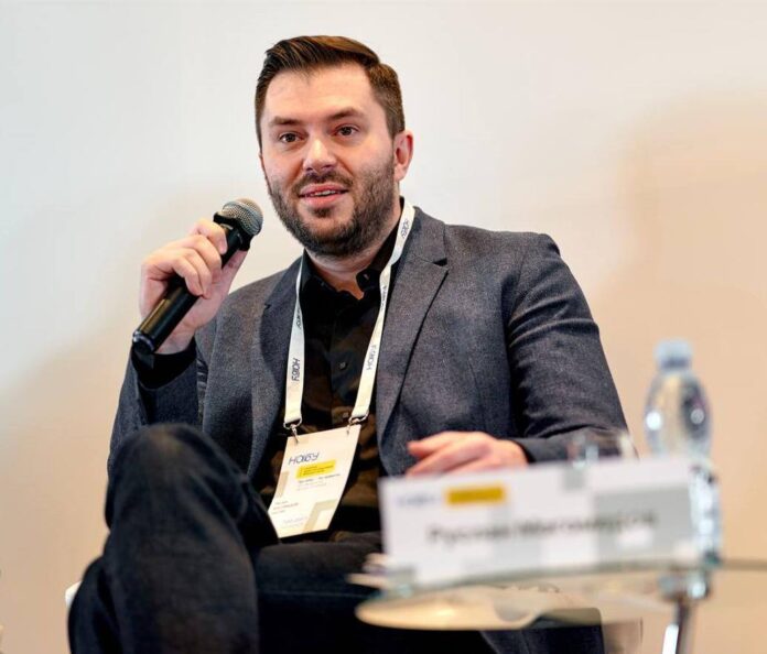 Руслан Магомедов під час публічного виступу