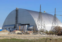 Захисна споруда над четвертим енергоблоком Чорнобильської АЕС