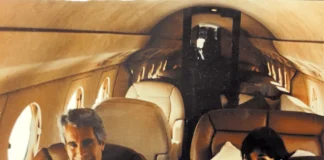 Джеффрі Епштейн у салоні приватного літака