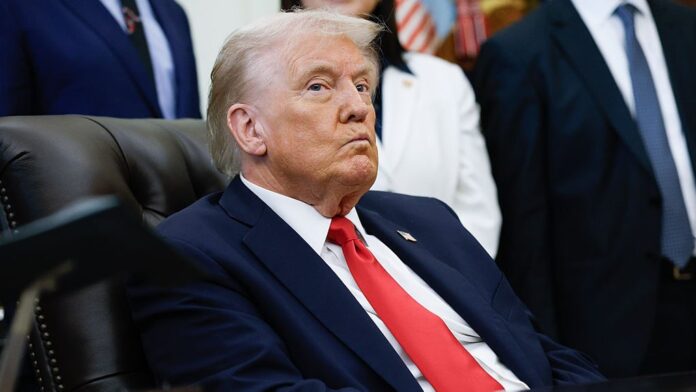 30bf92d7b05109f4 Дональд Трамп під час зустрічі з керівниками міжнародних нафтових компаній у США