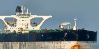 Нафтова платформа та танкери в порту Джамнагар