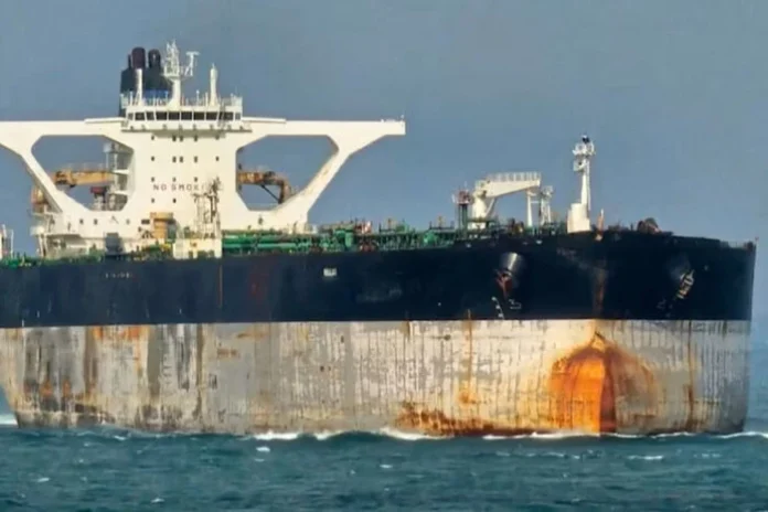 Нафтова платформа та танкери в порту Джамнагар