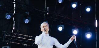 Melovin під час виступу на сцені в Україні